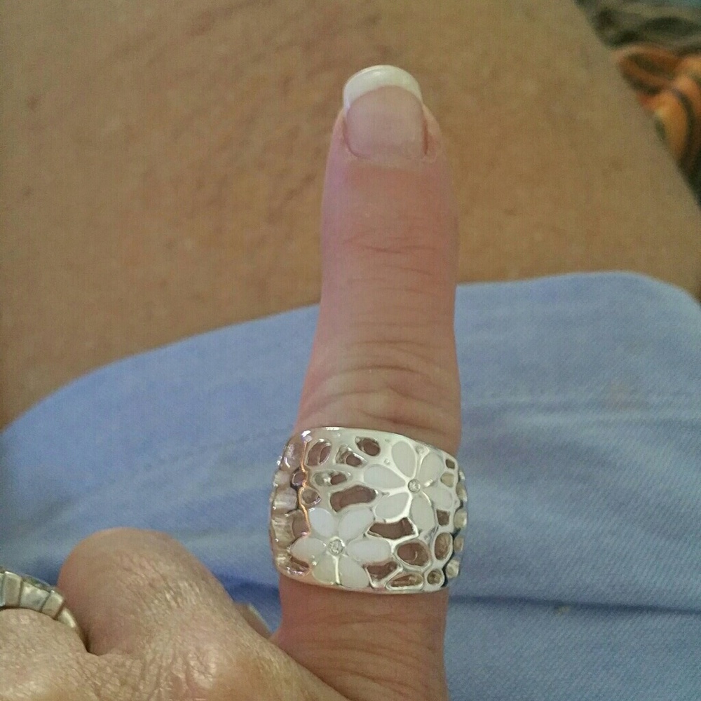 Daisy (white)silver ring